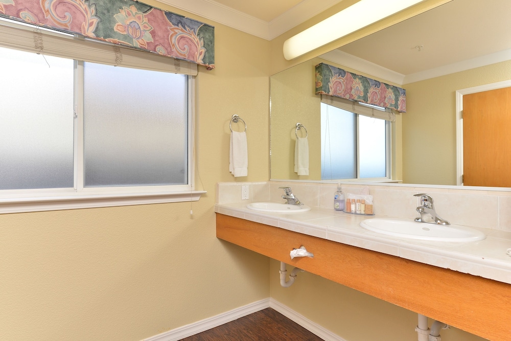 Room, 2 Queen Beds, Accessible photo 3
