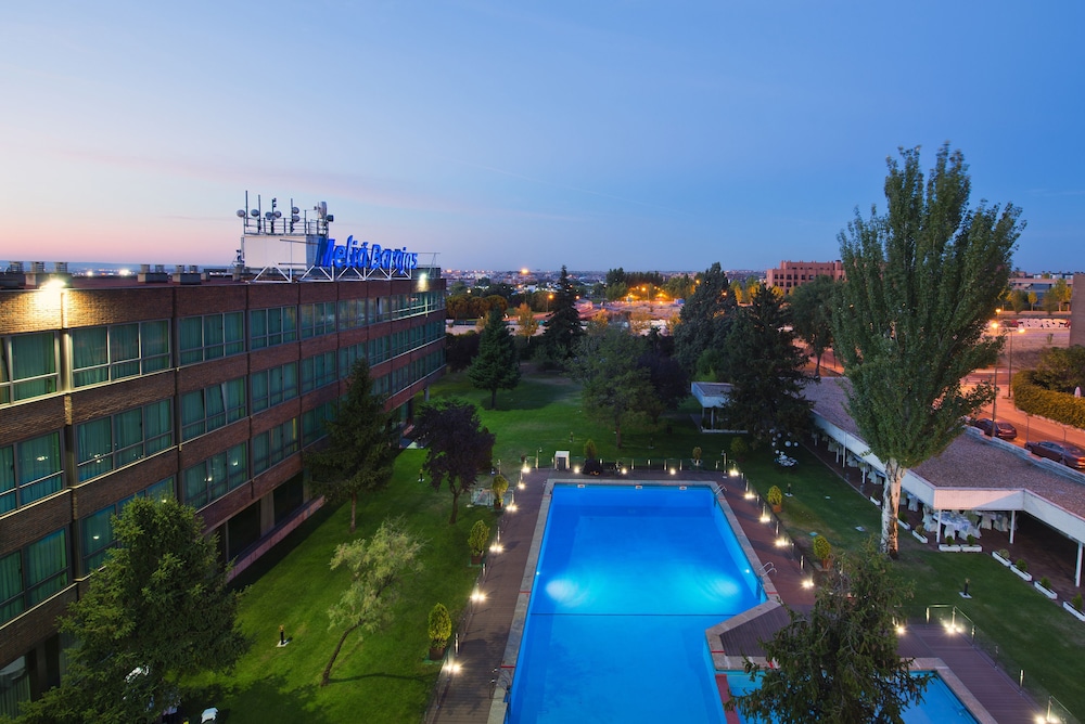Superior Room, Pool View thumbnail 5
