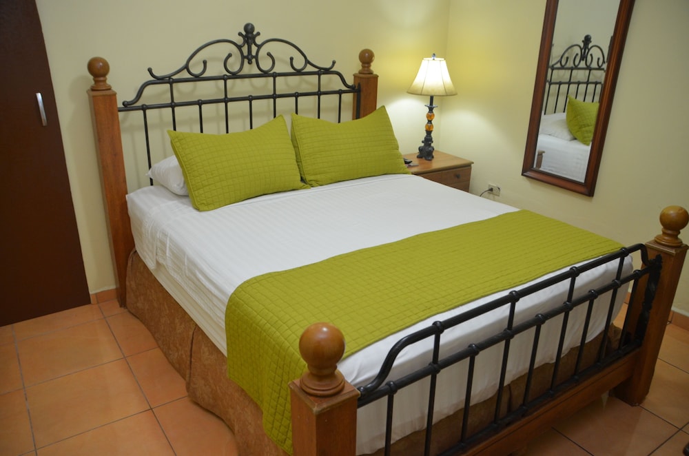 Deluxe Single Room, 1 Queen Bed photo 2
