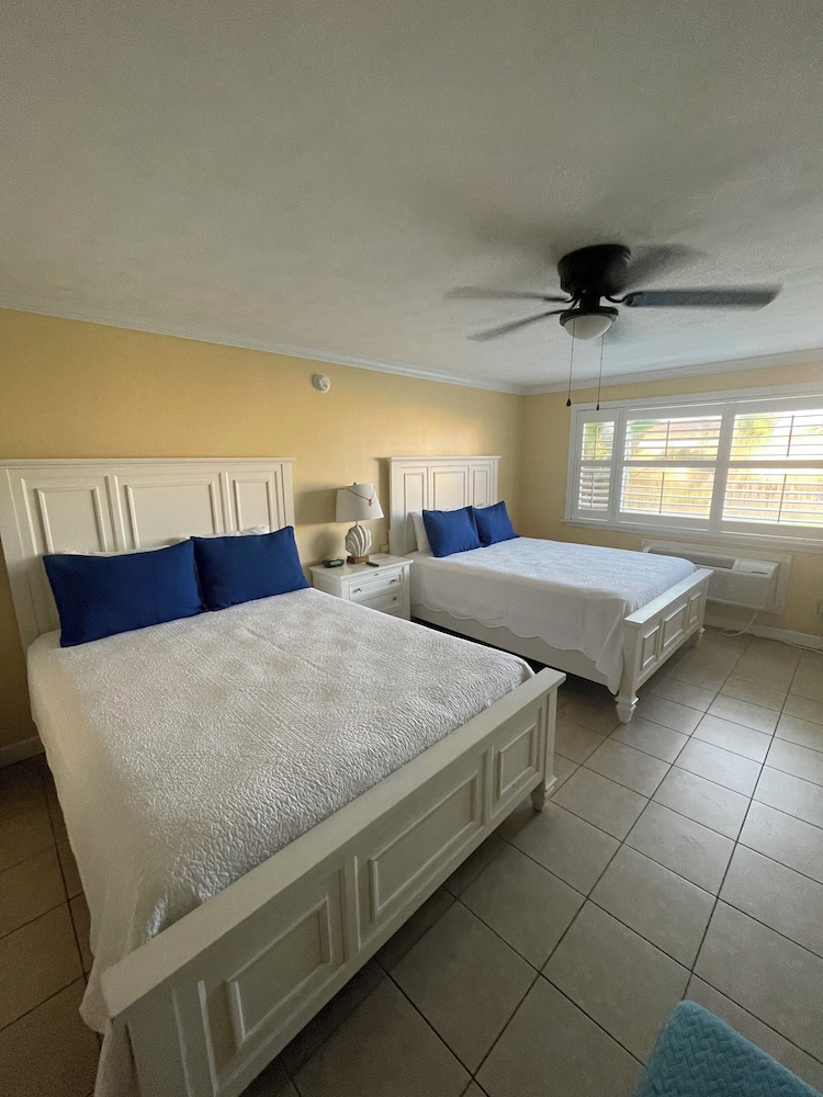 South Cottage, 2 Queen Beds, Ocean View (Roadside) photo 1
