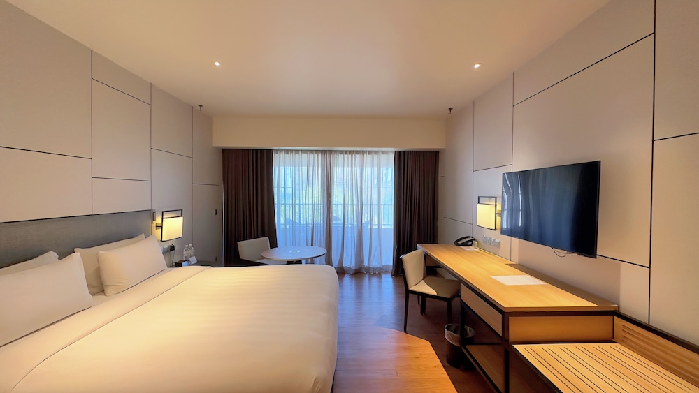 Premier Room, 1 King Bed, Balcony, Ocean View - Photo 4