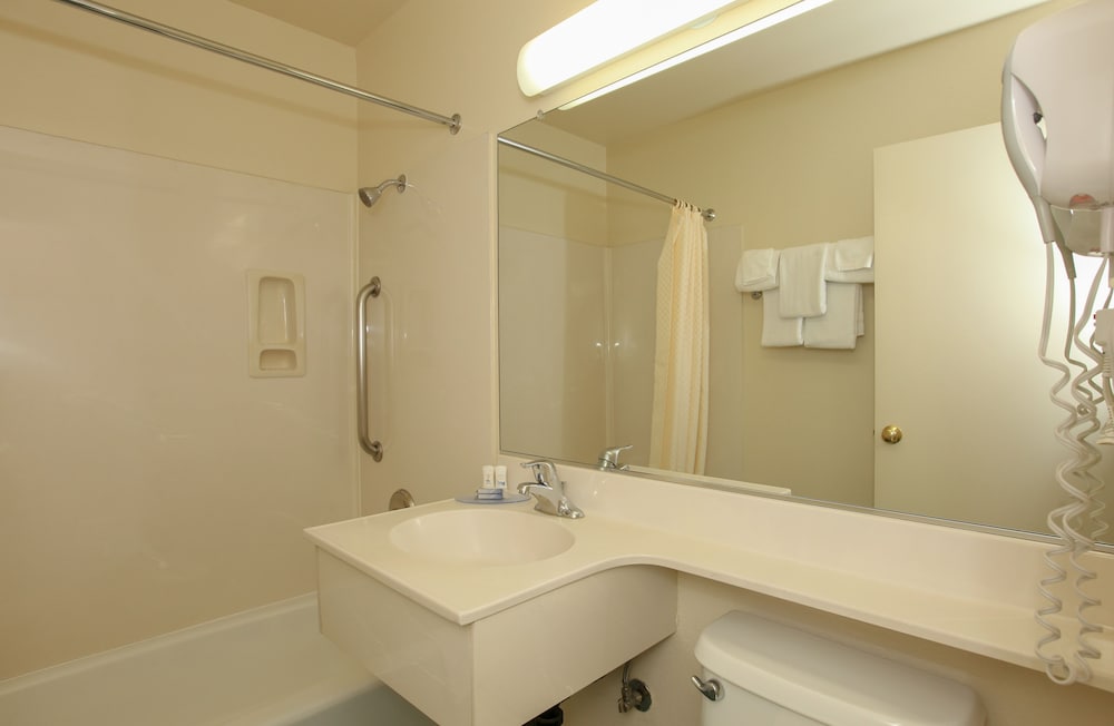 Standard Room, 2 Queen Beds - Photo 8