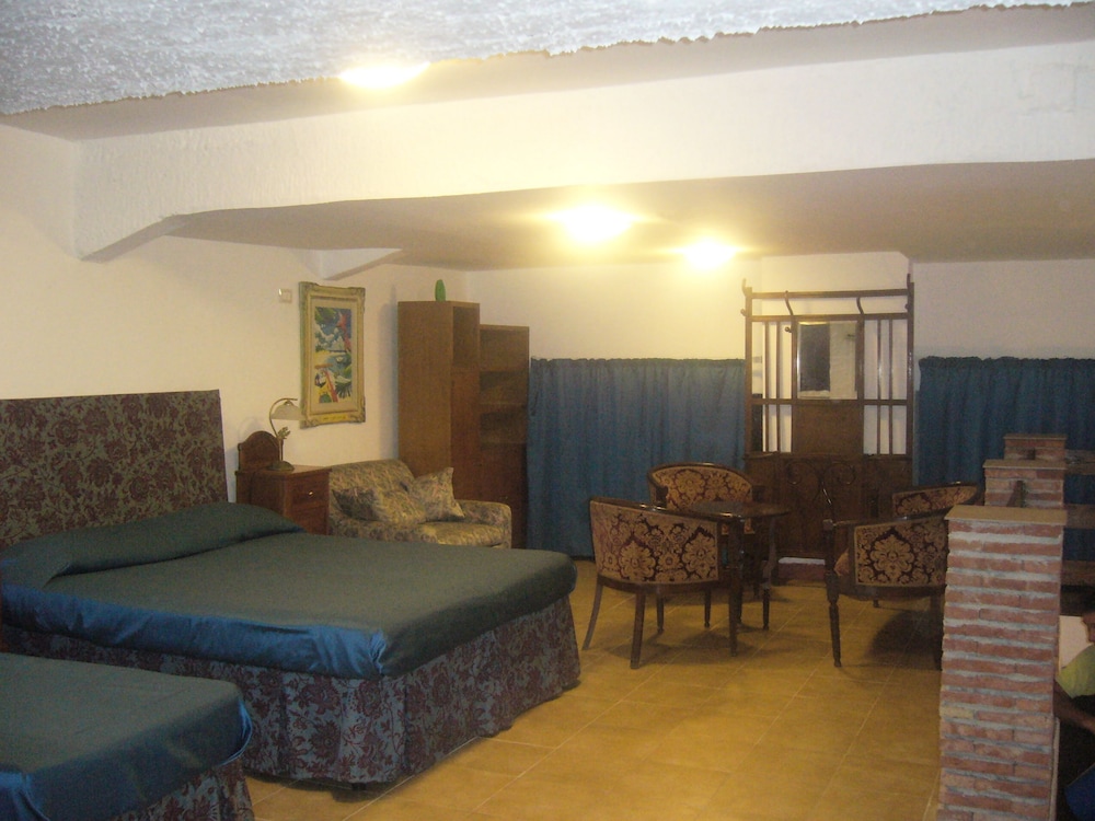 Chambre quadruple sans petit déjeuner avec salle de bain privée