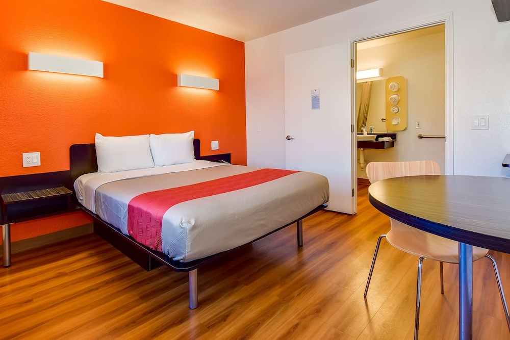 Standard Room, 1 Queen Bed, Accessible, Smoking photo 2