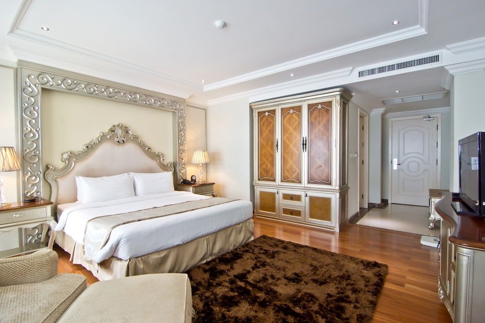 Superior Room, Jetted Tub, City View thumbnail 6