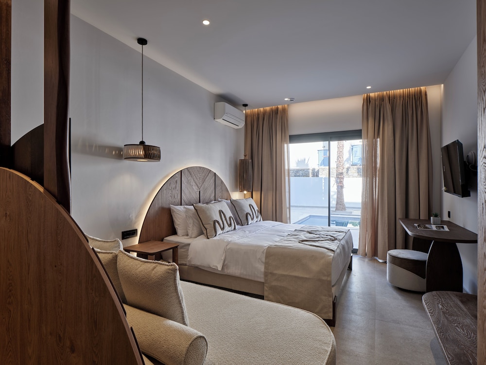 Luxury Triple Room With Shared Heated Pool