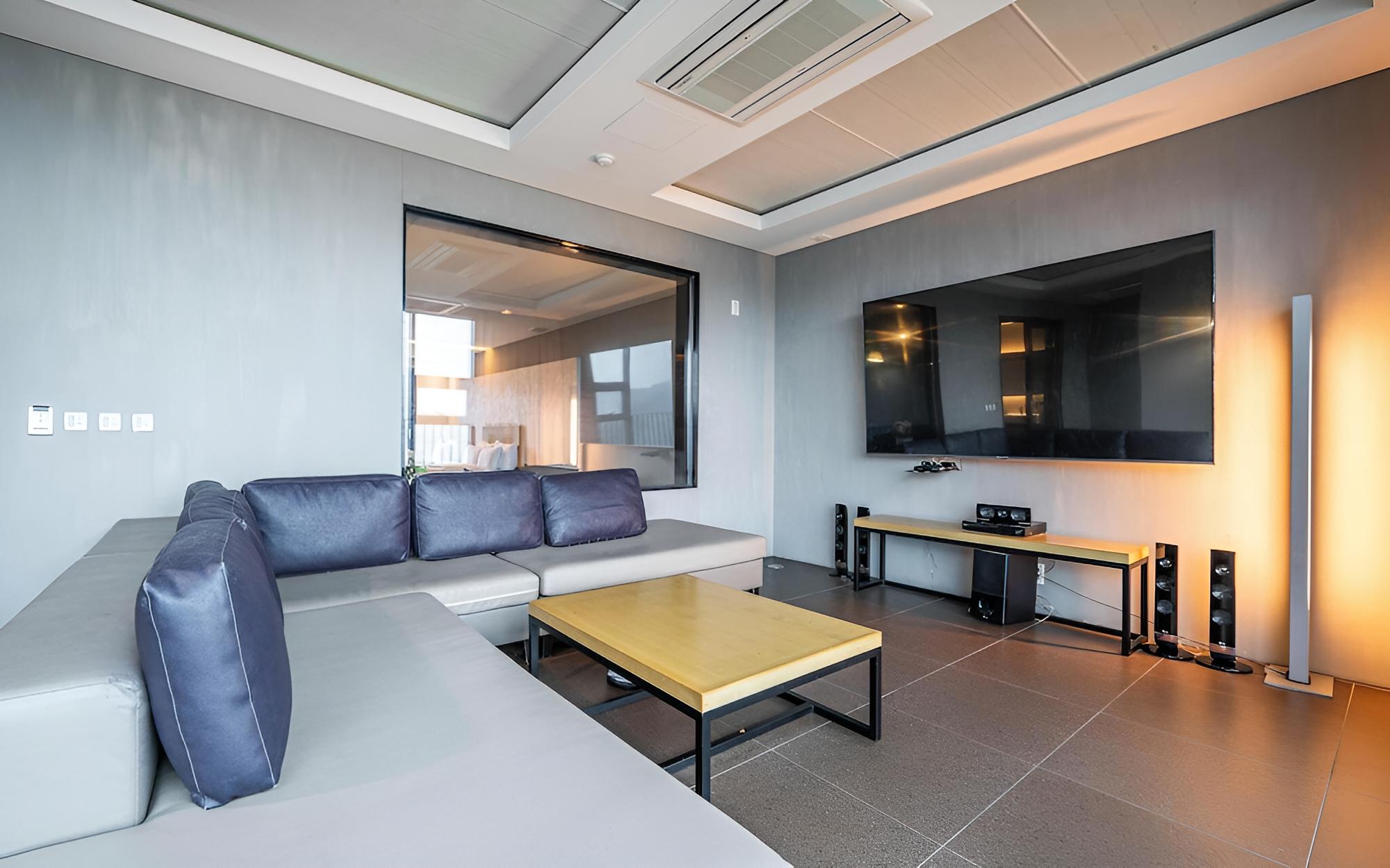 Room (Suite - Hills RiverView (86" LG s-tv)) - Photo 3