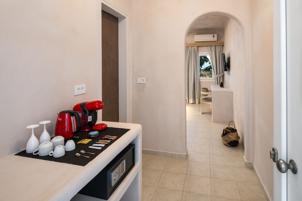 Junior Suite, Pool View - Photo 3