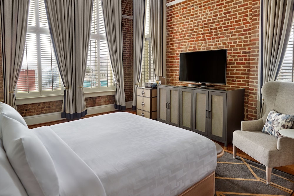Suite, 1 Bedroom - Photo 2