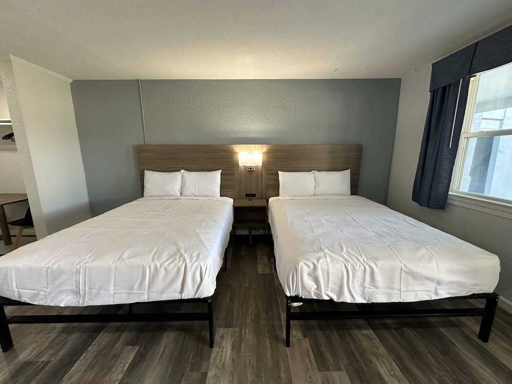 Room, 2 Queen Beds, Non Smoking - Photo 1