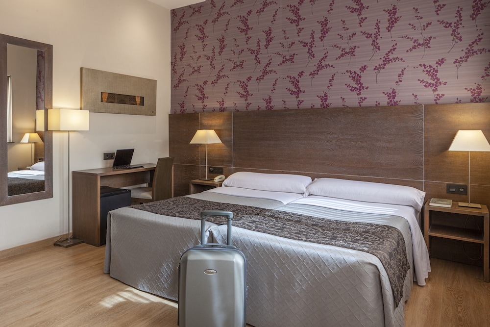 Twin Room - Photo 12