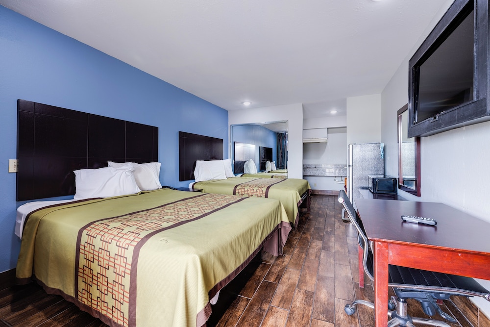 Room, 2 Queen Beds, Smoking - Photo 1