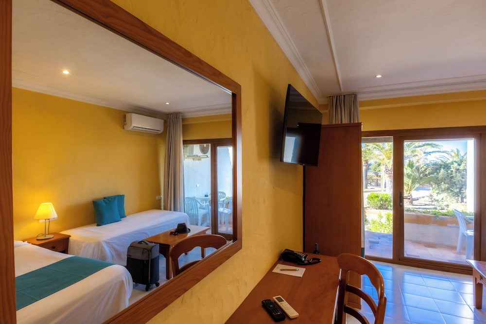 Triple Room, Garden View - Photo 2