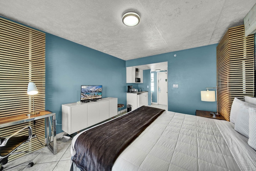 Standard Single Room, 1 King Bed, Ocean View photo 3