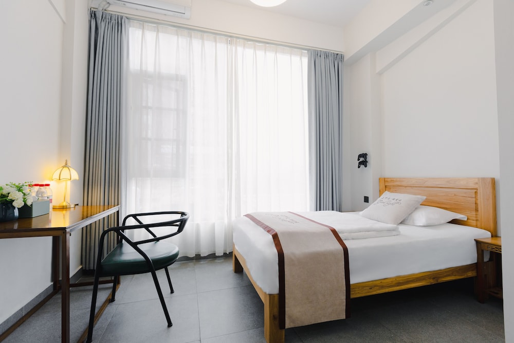 Sunny Twin Room (laser projector+standalone Wi-Fi+English-friendly)