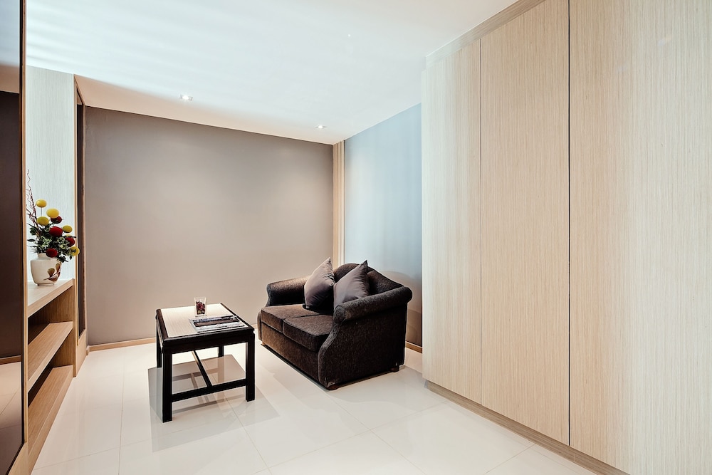 Deluxe Double Room thumbnail 6