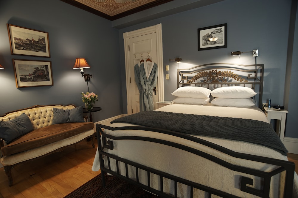 Deluxe Room, 1 Queen Bed, Non Smoking, Garden View