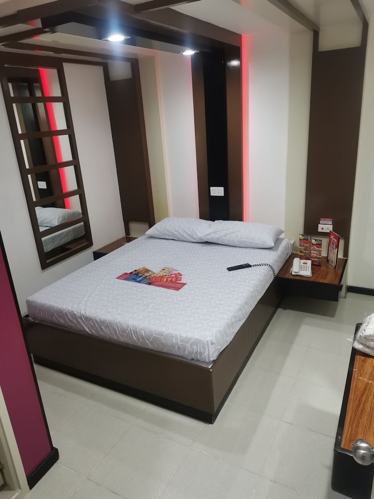 Deluxe Room, 1 Queen Bed photo 1