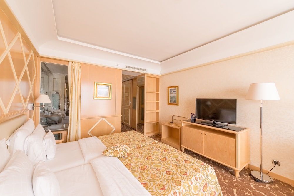 Superior Double or Twin Room (Romantic Package) photo 2