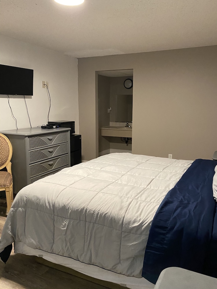 Room, 1 King Bed, Non Smoking - Photo 4