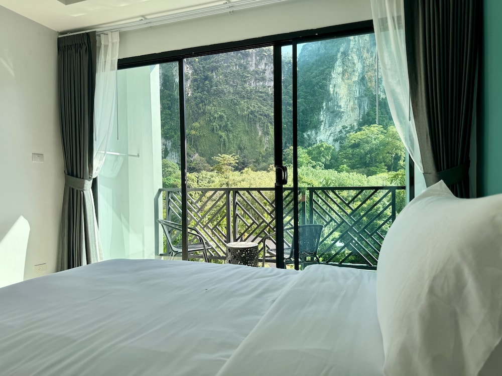Panoramic Room, 1 King Bed, Mountain View - Photo 3
