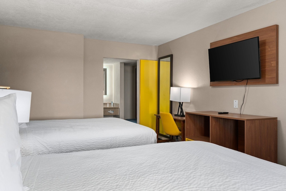 Room, 2 Queen Beds, Non Smoking - Photo 16