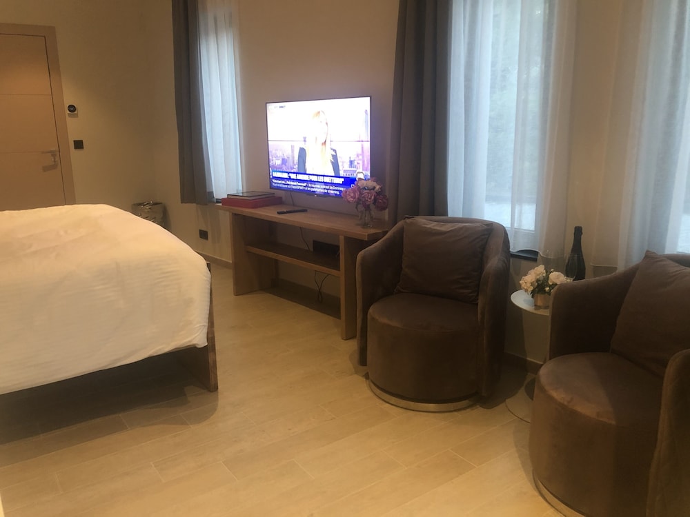 Executive Double Room, 1 King Bed, Private Bathroom, Garden Area photo 2
