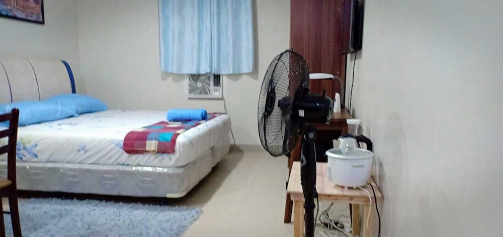 Classic Studio, 1 King Bed, Courtyard View (B522) photo 3
