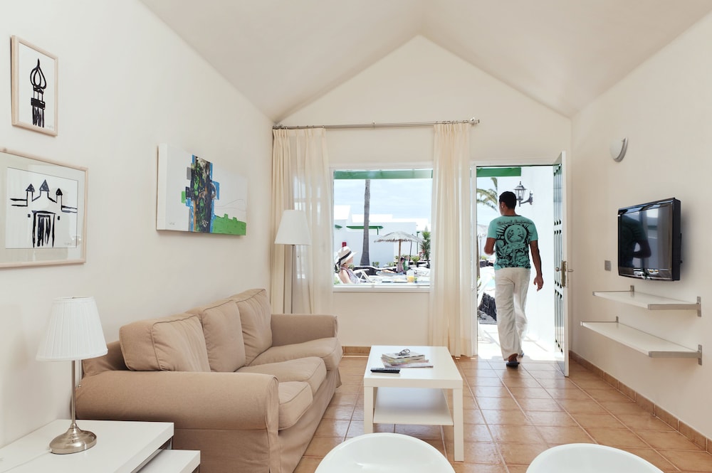 Apartment, 2 Bedrooms, Terrace - Photo 9