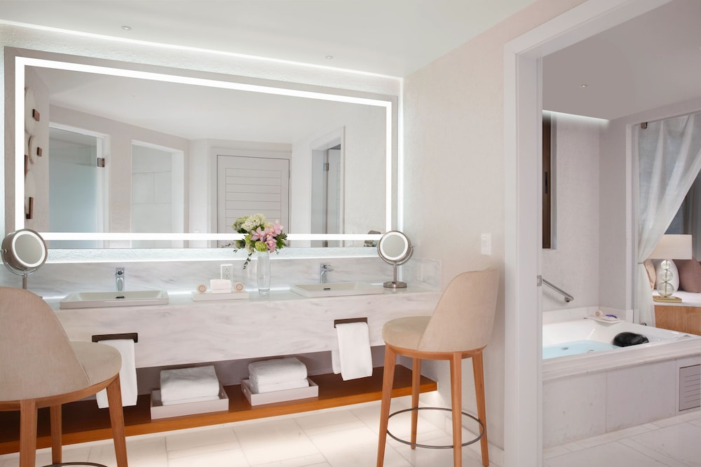 Preferred Club Ocean Front Bridal Suite - Photo 5