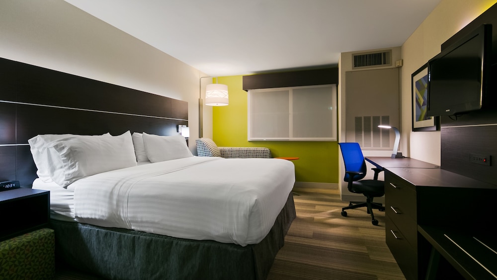 Standard Room, 1 Queen Bed, Accessible - Photo 2
