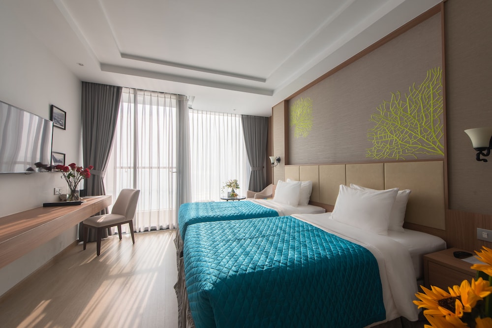 Deluxe Twin Room with Sea View and Balcony photo 2