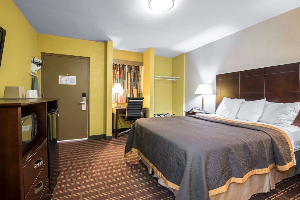 Standard Room, 1 Queen Bed, Non Smoking photo 2
