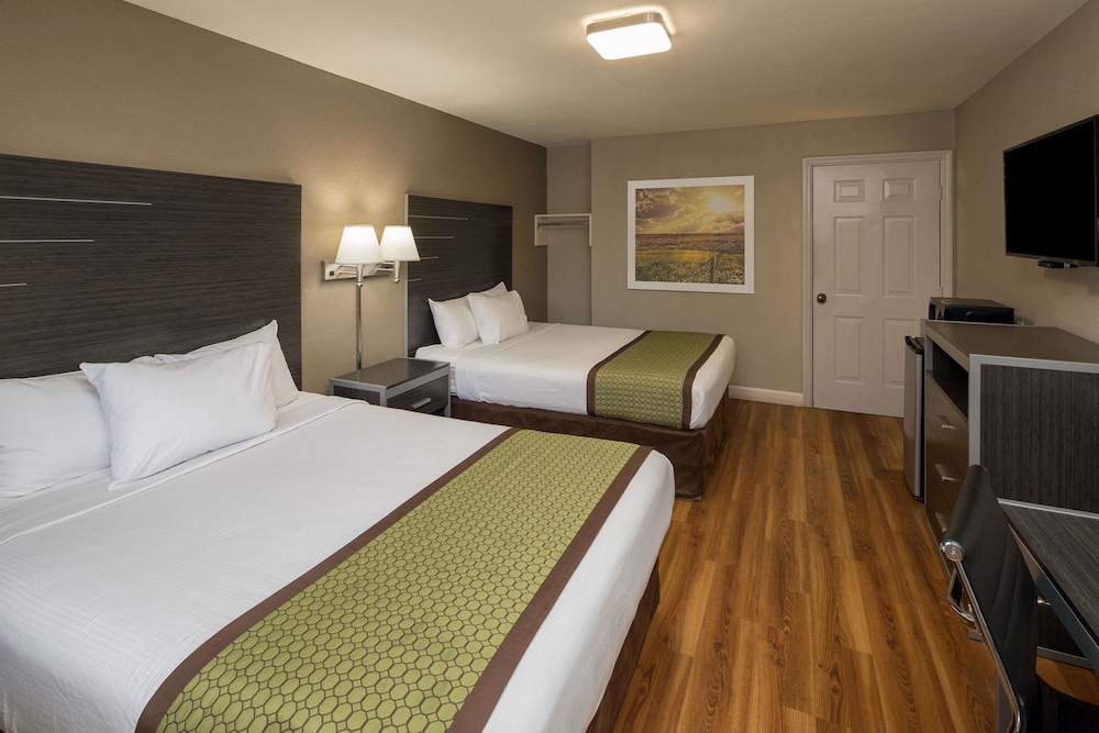 Standard Room, 2 Queen Beds, Non Smoking - Photo 7
