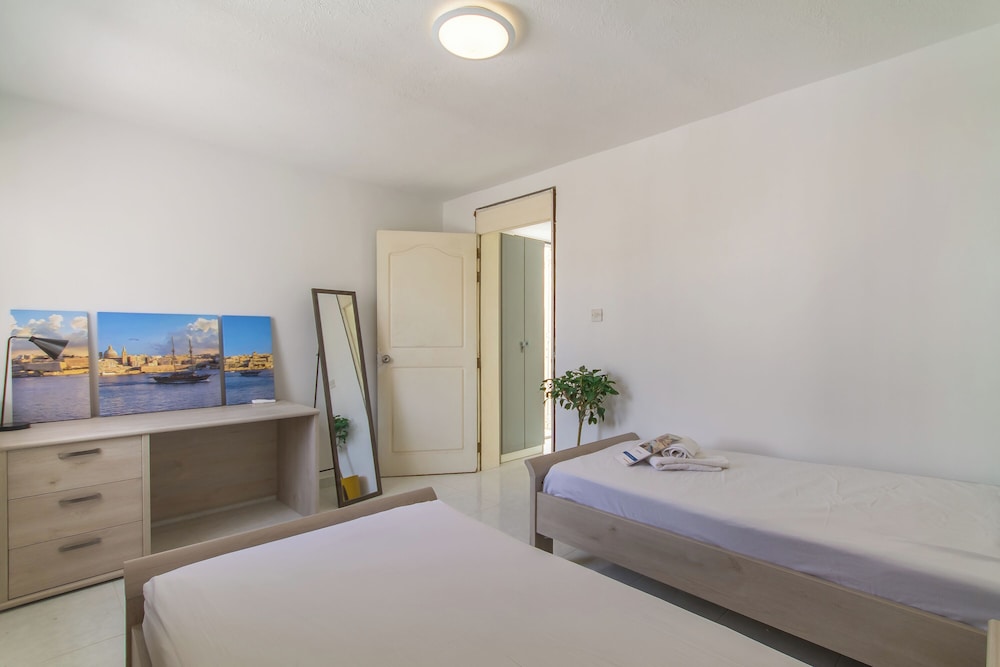 Standard Room, Multiple Bedrooms (SwieqiStay Room8 private bath -) photo 2