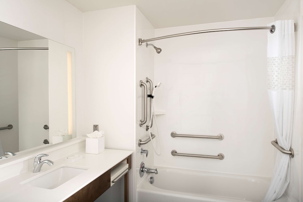 Room, 1 King Bed, Accessible, Non Smoking (w/ bathtub) photo 3