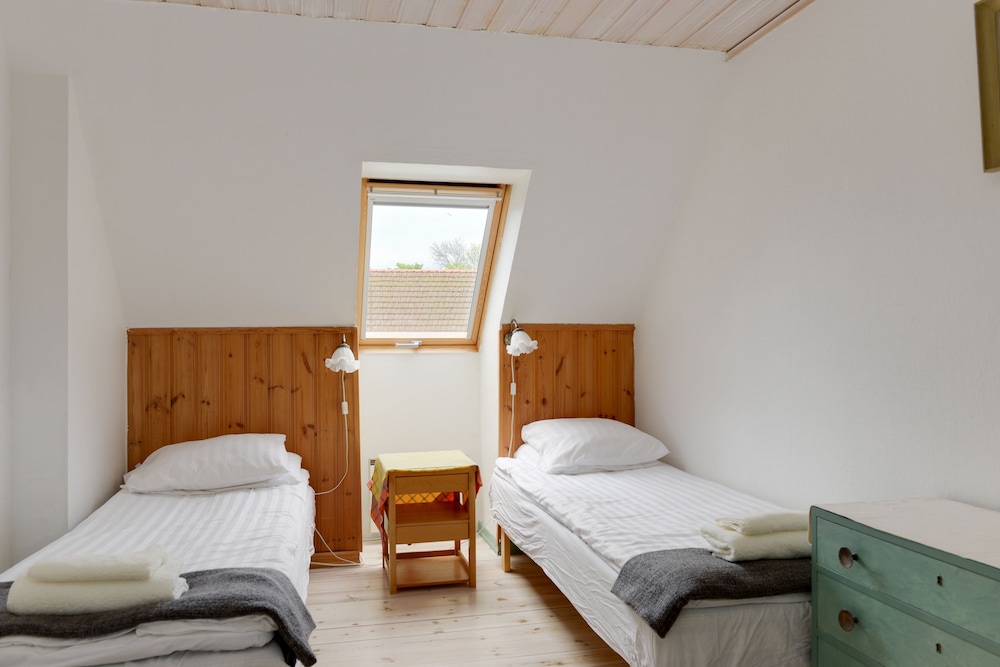 Economy Twin Room, 2 Twin Beds, Shared Bathroom photo 3