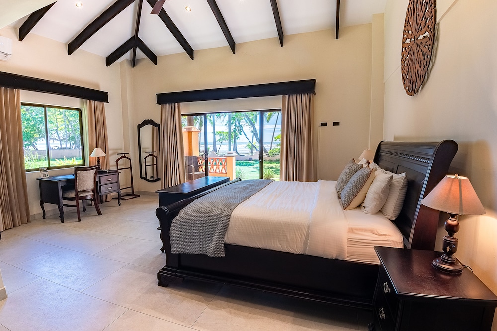 Deluxe Room, 1 King Bed photo 1