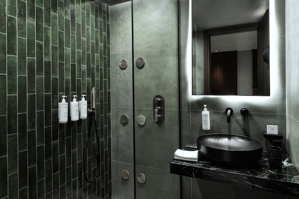 Executive Suite, 1 Bedroom, Balcony - Photo 18