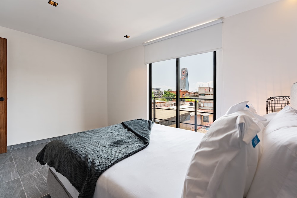 Suite, Balcony