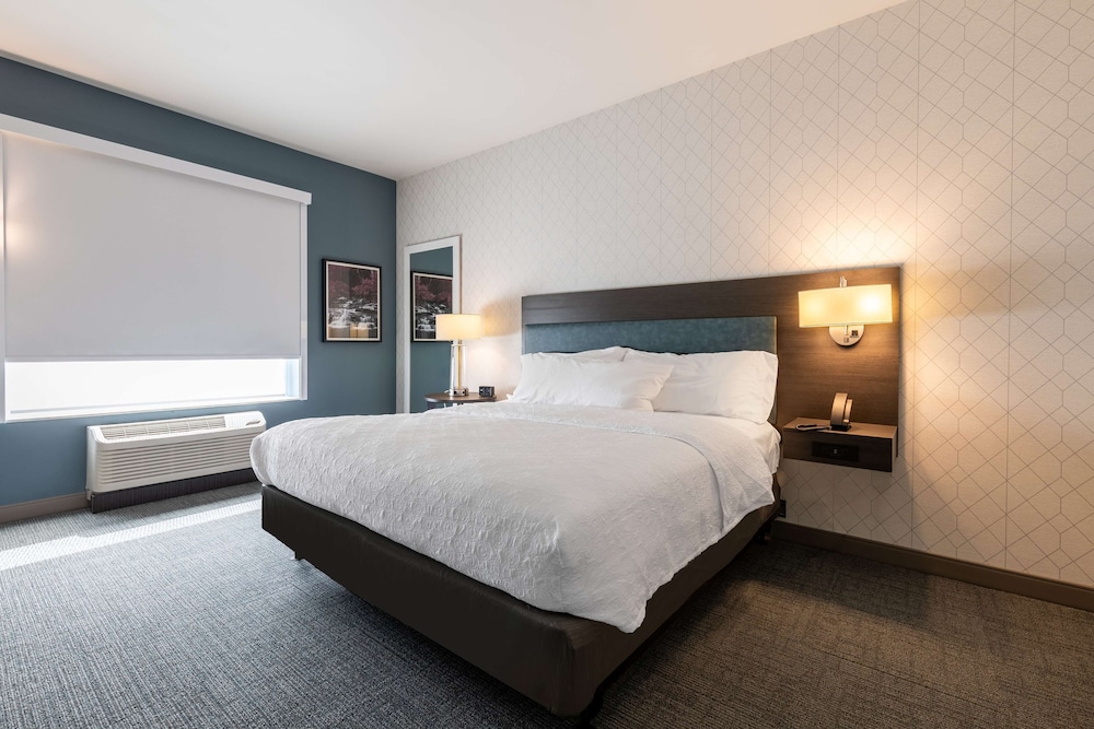 Suite, 1 King Bed, Accessible, Bathtub - Photo 7