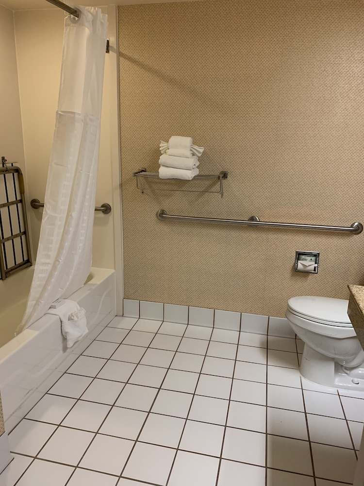 Comfort Inn & Suites Mt. Holly - Westampton, Photo 9