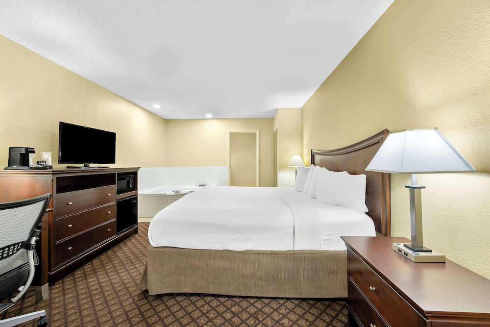 Suite, 1 King Bed, Non Smoking, Jetted Tub - Photo 2