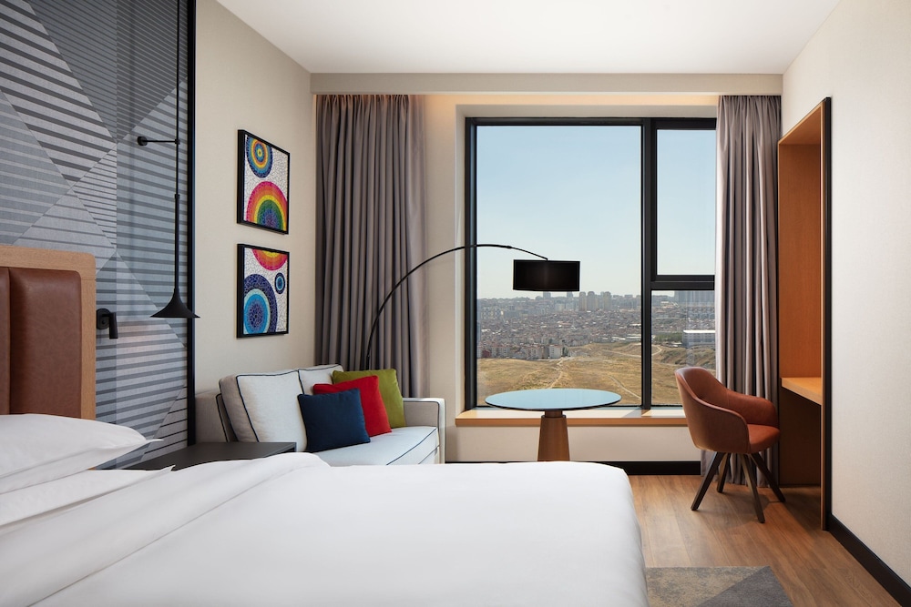 Premium Room, 1 King Bed, City View (Corner)