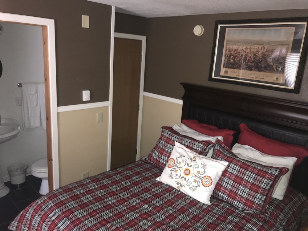 Comfort Single Room, Multiple Beds, Refrigerator & Microwave photo 3