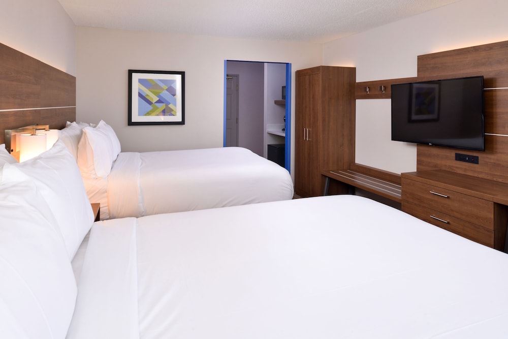 Standard Room, 2 Queen Beds - Photo 4