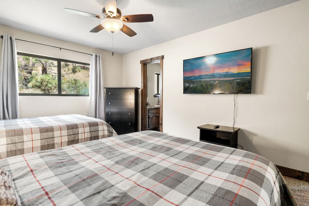 Cabin, Multiple Beds, Hot Tub, Mountain View photo 1