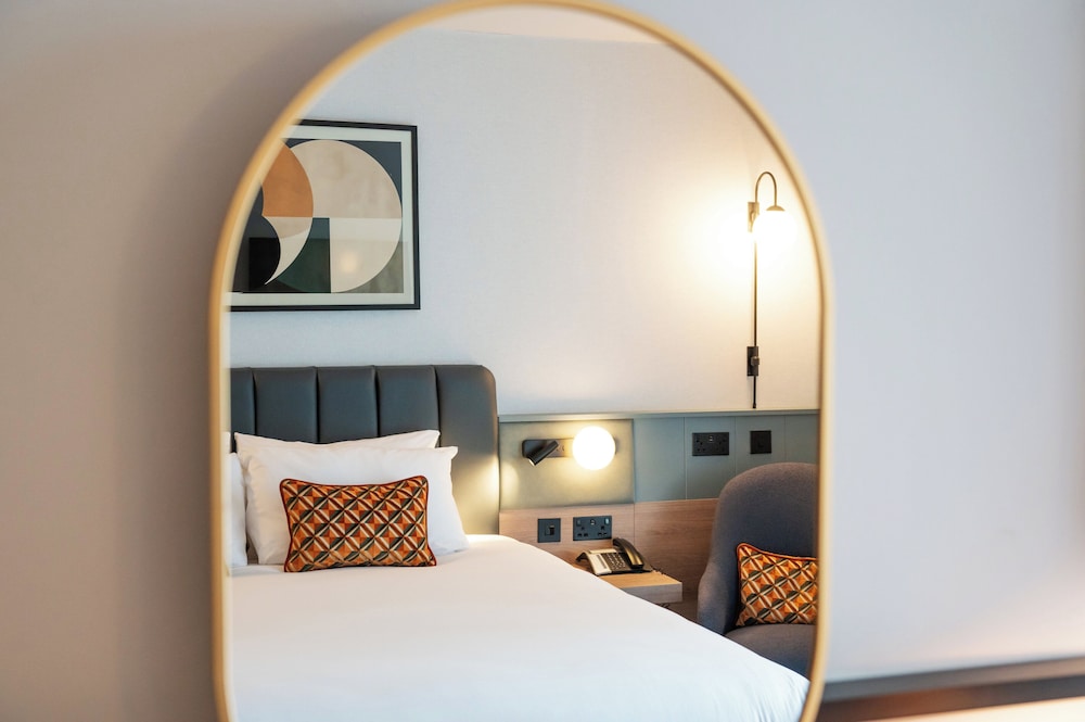 Standard Room, 1 King Bed (Upgraded, High Floor) - Photo 1