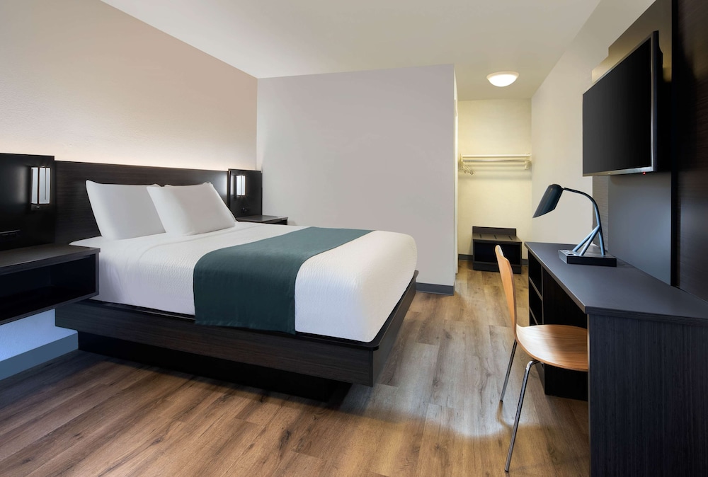 Deluxe Room, 1 Queen Bed, Accessible, Non Smoking photo 1