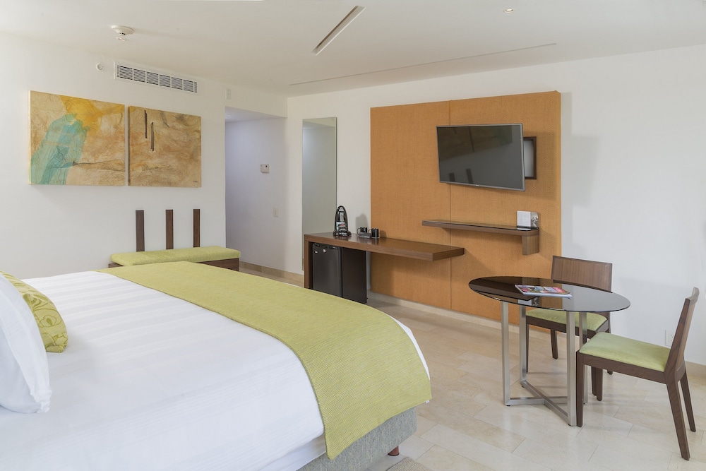 Classic Room, 1 King Bed, Lagoon View - Photo 4